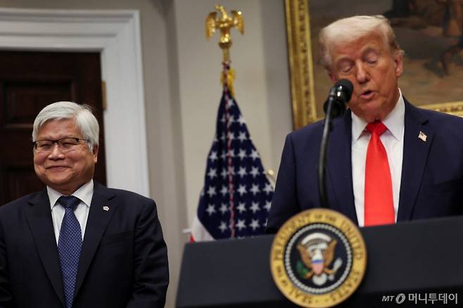 (워싱턴 로이터=뉴스1) 우동명 기자 = 도널드 트럼프 미국 대통령이 3일(현지시간) 워싱턴 백악관에서 C.C. 웨이 TSMC CEO가 배석한 가운데 반도체 생산설비 투자 계획을 발표하고 있다. 2025.03.04  ⓒ 로이터=뉴스1  Copyright (C) 뉴스1. All rights reserved. 무단 전재 및 재배포,  AI학습 이용 금지. /사진=(워싱턴 로이터=뉴스1) 우동명 기자