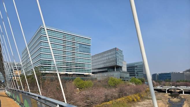 먼발치에서 보이는 넥슨 사옥. 지난달 4일 이 사진으로 팀장에게 도착 보고를 올렸다./사진=이찬종 기자