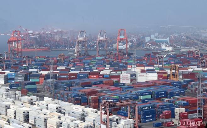 이날 부산 남구 신선대(사진 아래) 및 감만(위) 부두 야적장에 수출입 컨테이너가 쌓여 있다. /사진=뉴시스