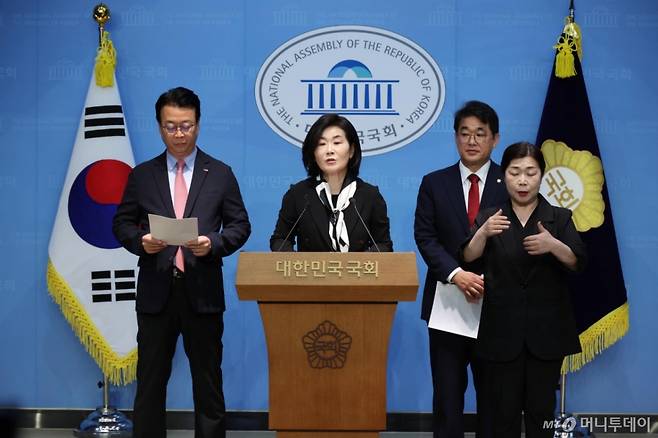 [서울=뉴시스] 김명년 기자 = 국민의힘 곽규택(왼쪽부터), 김희정, 배준영 국무총리 인사청문특별위원회 위원들이 20일 오전 서울 여의도 국회 소통관에서 김민석 국무총리 후보자 전처의 공공기관 낙하산 의혹과 장남의 청심국제고 진학을 위한 변칙 전학 의혹 관련 기자회견을 하고 있다. 2025.06.20. kmn@newsis.com /사진=김명년