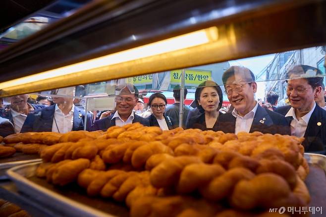 (서울=뉴스1) = 이재명 대통령과 김혜경 여사가 6일 서울 사당동 남성시장을 방문해 상인과 대화하고 있다. (대통령실 제공. 재판매 및 DB 금지) 2025.6.6/뉴스1  Copyright (C) 뉴스1. All rights reserved. 무단 전재 및 재배포,  AI학습 이용 금지. /사진=(서울=뉴스1)