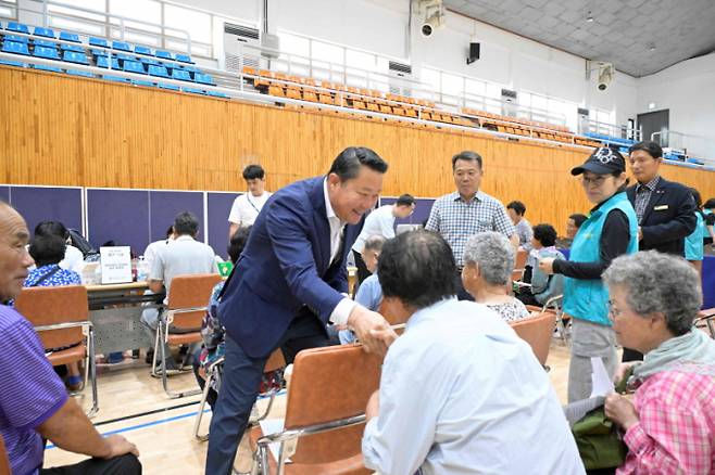 최영일 순창군수가 순창읍 장애인체육관에서 진료를 받으러 오신 어르신들과 인사를 나누고 있다./사진=순창군