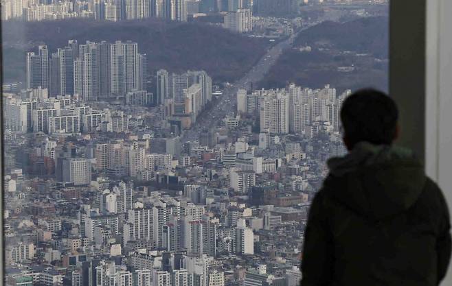 금융당국은 규제 대상에서 제외했던 전세대출과 정책모기지에 총부채원리금상환비율(DSR)을 적용하는 방안을 검토한다. 사진은 서울 송파구 롯데월드타워 전망대 서울스카이에서 시민들이 서울 시내를 살펴보고 있다. /사진=뉴시스