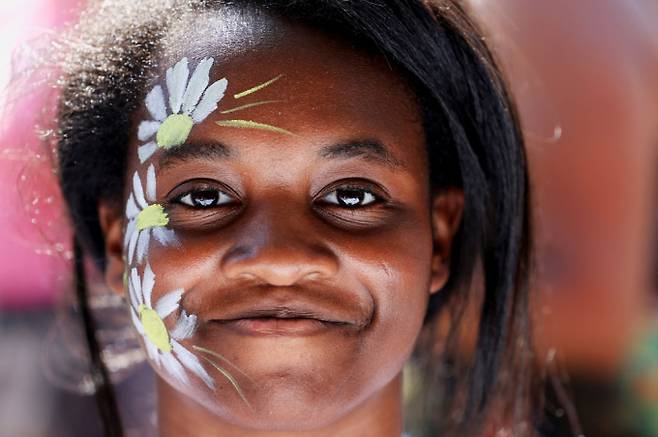 흑인 노예제 폐지를 기념하는 준틴스 데이가 지난 19일(현지시각) 미국 전역에서 개최됐다. 사진은 지난 19일 미국 워싱턴 D.C.에서 열린 준틴스 데이 행사에서 한 소녀가 얼굴에 페인트칠을 한 후 미소 짓고 있는 모습. /사진=로이터
