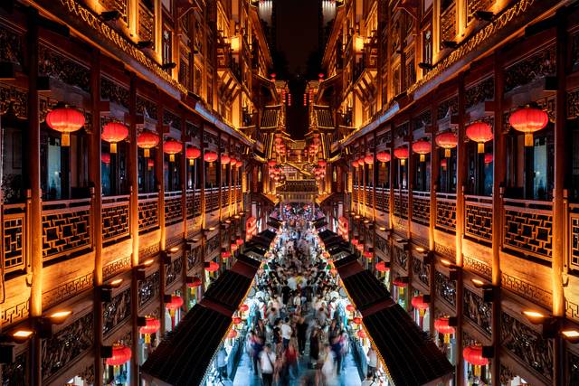 홍콩 주룽반도에 1960년대 초 지어진 17층 높이의 주상복합건물 ‘청킹맨션’. 영화 ‘중경삼림’의 촬영지로도 알려져 있다.  게티이미지뱅크