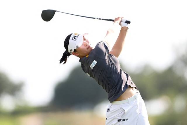 방신실이 20일(한국시간) 미국 텍사스주 프리스코의 필드 랜치 이스트 앳 PGA 프리스코에서 열린 여자골프 메이저대회 KPMG 여자 PGA 챔피언십 1라운드 6번 홀에서 힘찬 드라이버 티샷을 선보이고 있다.  AFP 연합뉴스