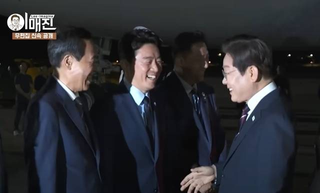 G7 정상회의를 마치고 귀국한 이재명(오른쪽) 대통령이 강훈식(가운데) 대통령 비서실장, 우상호 정무수석과 인사를 나누고 있다. KTV 이매진