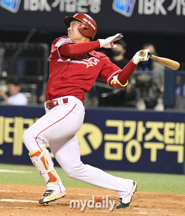 2025년 6월 12일 오후 서울 잠실구장에서 '2025 신한 SOL뱅크 KBO 리그' SSG 랜더스와 LG 트윈스의 경기가 열렸다. SSG 석정우가 9회초 2사 2루서 타격하고 있다./마이데일리