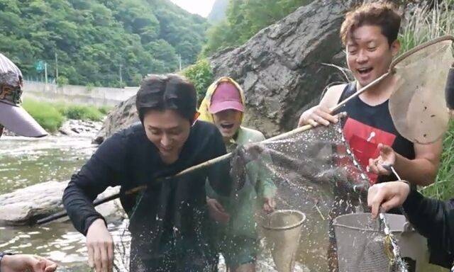 '나 혼자 산다' 김대호X옥자연X코드쿤스트가 생물 탐험 위해 계곡 물에 입수했다. / MBC