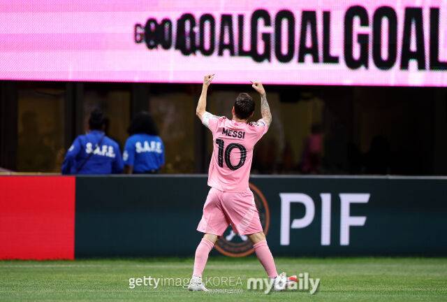 메시가 20일 포르투와 경기에서 프리킥골을 터뜨린 후 환호하고 있다. /게티이미지코리아