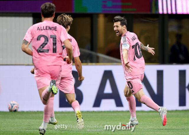 득점에 성공하고 골 세리머니를 펼치는 메시(오른쪽). /게티이미지코리아