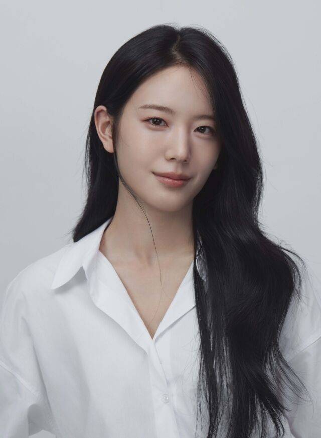 그룹 프로미스나인 출신 배우 장규리의 새 프로필 / 나무엑터스