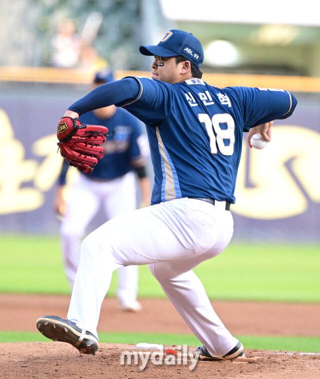2025년 6월 19일 오후 서울 잠실구장에서 '2025 신한 SOL뱅크 KBO 리그' NC 다이노스와 LG 트윈스의 경기. NC 선발투수 신민혁이 역투하고 있다./마이데일리