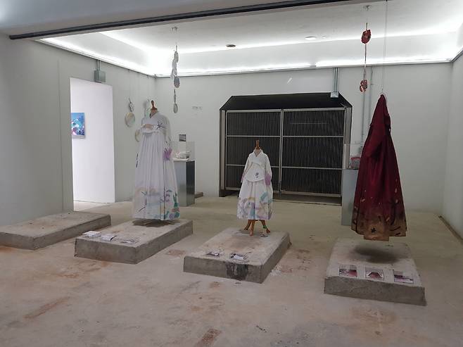 맑은물상상누리 비포어에서 진행 중인 한복그래피티 전시