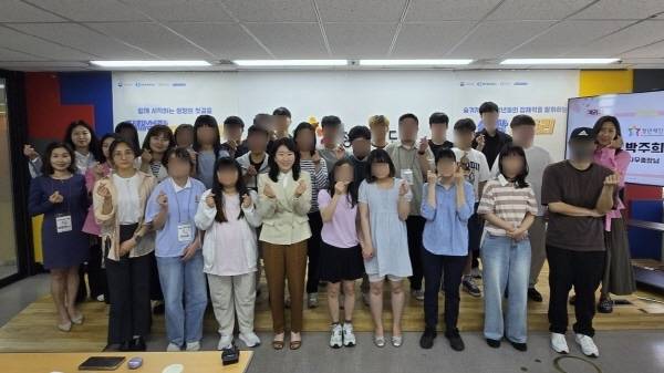 [‘잠재성장 캠퍼스(서울)’ 1기 참여자 단체 사진(첫째 줄 좌측부터 네 번째 박주희 청년재단 사무총장)]