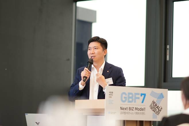 유승민 대한체육회장이 지난 18일 서울 중구 앰배서더 서울 풀만 호텔에서 열린 글로벌비즈포럼에 연사로 참석해 강연을 하고 있다. [The Korea Herald]