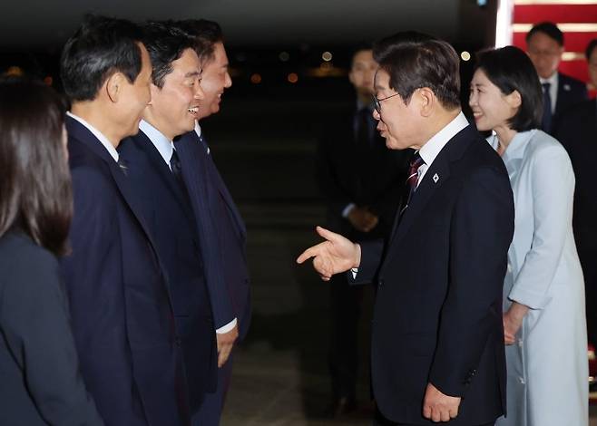 이재명 대통령이 19일 51차 주요 7개국(G7) 정상회의 일정을 마친 뒤 성남 서울공항에 도착해 마중 나온 강훈식 대통령비서실장과 대화하고 있다. [연합]