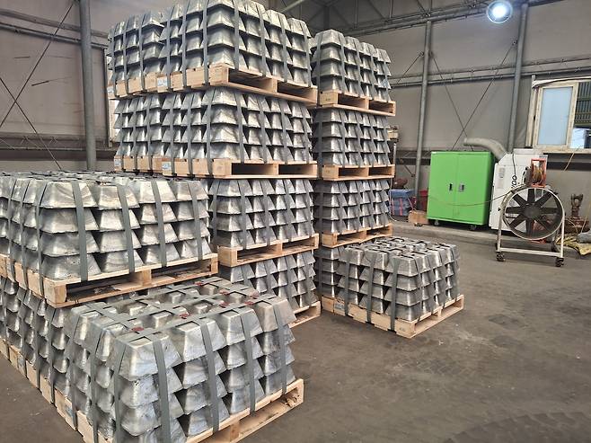 창고에 적재된 안티모니들 [김성우 기자]