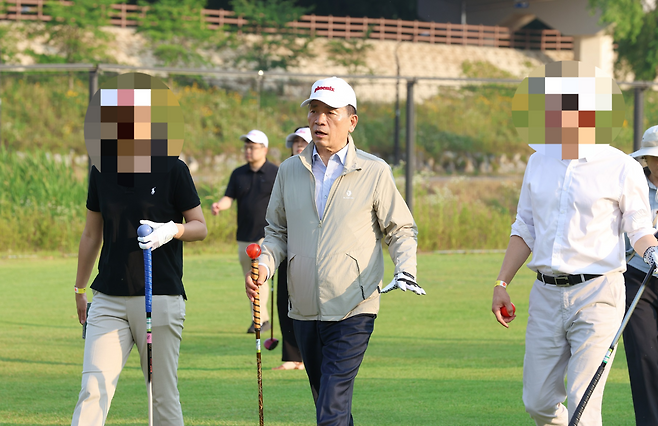 조성명 강남구청장이 서울시 출입기자단과 함께 파크골프를 치고 있다. [강남구 제공]