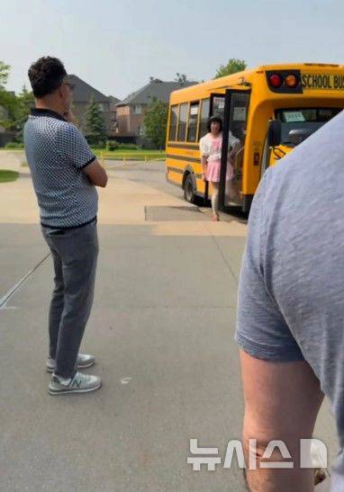 [뉴시스]캐나다의 한 버스 기사가 분홍 교복과 스타킹을 착용하는 등 일명 ‘롤리타’ 패션으로 아이들을 등하교시켜 논란을 일으켰다. (사진=뉴욕포스트)