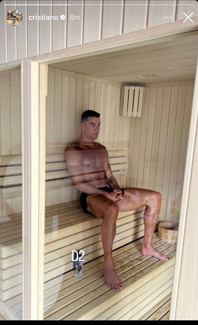 [서울=뉴시스] 호날두가 검은 매니큐어를 발톱에 칠한 모습은 2023년 그가 올린 인스타그램 스토리에서도 발견할 수 있다. (사진= TCR X(엑스·구 트위터) 캡처) 2025.06.19 *재판매 및 DB 금지