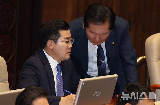 [서울=뉴시스] 조성봉 기자 = 박찬대 더불어민주당 원내대표와 정청래(오른쪽) 의원이 19일 오후 서울 여의도 국회에서 열린 제418회 국회(정기회) 제8차 본회의에서 대화를 하고 있다. 2024.09.19. suncho21@newsis.com