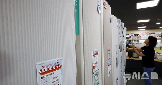 [서울=뉴시스] 박주성 기자 = 서울의 한 롯데하이마트 매장에서 직원이 제품을 점검하고 있다. 2025.05.26. park7691@newsis.com