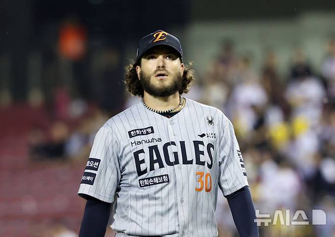 [서울=뉴시스] 김명년 기자 = 지난달 28일 서울 송파구 잠실야구장에서 열린 2025 KBO리그 한화 이글스와 LG 트윈스의 경기, 7회말 한화 폰세가 동점을 허용한 뒤 이닝을 마치고 더그아웃으로 향하고 있다. 2025.05.28. kmn@newsis.com