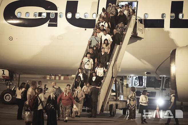 [소피아=AP/뉴시스] 18일(현지 시간) 이스라엘에서 대피한 불가리아 국민과 슬로베니아, 미국, 벨기에, 알바니아, 코소보, 루마니아 국적 외국인들이 불가리아 소피아의 바실 레프스키 공항에 도착하고 있다. 현지 당국은 이스라엘에서 1차로 148명이 대피해 불가리아에 도착했으며 그중 89명이 불가리아인, 나머지는 루마니아, 벨기에 등 외국인이라고 밝혔다. 2025.06.18.