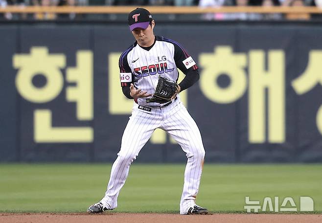 [서울=뉴시스] 정병혁 기자 = 2일 서울 송파구 잠실야구장에서 열린 2025 KBO리그 SSG 랜더스와 LG 트윈스의 경기, 1회초 1사 주자없는 상황 SSG 김성현 안타 때 LG 유격수 오지환이 공을 놓치고 있다. 2025.05.02. jhope@newsis.com