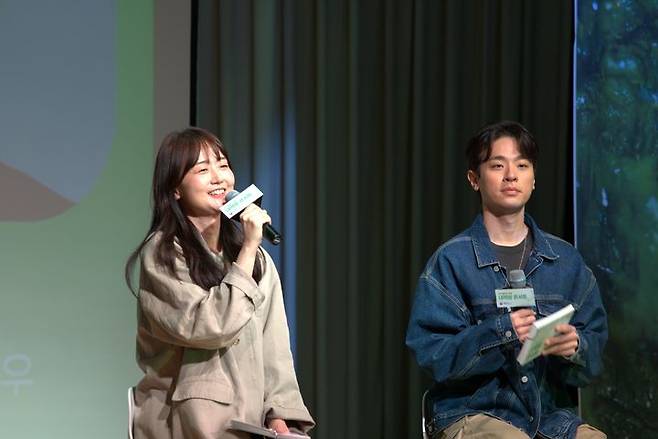 [서울=뉴시스] 내책방 콘서트에 참석한 김금희(왼쪽) 소설가와 박정민 출판사 무제 대표(사진=국립장애인도서관 제공) 2025.04.17. photo@newsis.com *재판매 및 DB 금지