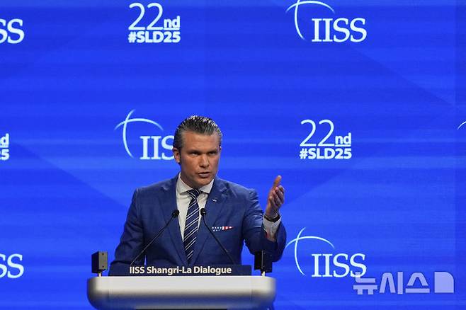 [싱가포르=AP/뉴시스] 피트 헤그세스 미국 국방장관이 31일 싱가포르에서 열린 제22차 아시아 안보회의(샹그릴라 대화)에서 연설하고 있다. 2025.05.31.