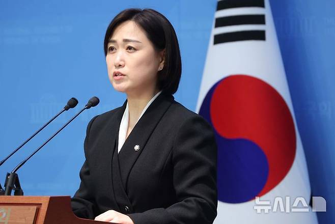 [서울=뉴시스] 조성봉 기자= 백승아 더불어민주당 의원이 16일 오전 서울 여의도 국회 소통관에서 열린 '안전한 학교 만들기 대책과 하늘이법 입법방향에 대한 기자회견'에서 발언을 하고 있다. 2025.02.16. suncho21@newsis.com