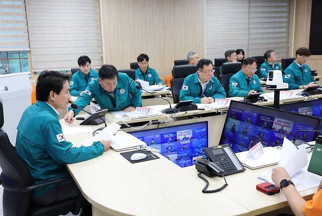 [춘천=뉴시스] 20일 강원특별자치도(도지사 김진태)는 본격적인 장마가 시작되면서 내일까지 강원 내륙과 산지에 50~100mm의 많은 비가 내릴 것으로 예보됨에 따라, 재난안전대책본부는 이날 오전 8시를 기해 화천 호우경보, 양구에 호우주의보가 발효된 가운데, 이날 오전 강원특별자치도는 재난상황실에서 김진태 도지사 주재(사진)로 호우 대응상황 점검회의를 개최했다 고 밝혔다. 강원특별자치도 제공. *재판매 및 DB 금지