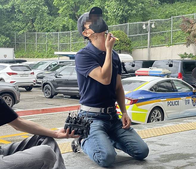 [서울=뉴시스] 이주영 수습 기자 = 강남의 한 건물 옥상에서 의대생 최모(26)씨가여자 친구를 흉기로 살해한 사건에 대해 피해자 유족 측이 20일 오전 서울 서초경찰서에 고소장을 제출하고 범행 당시를 재연하는 모습. 2025.06.20. zoo@newsis.com *재판매 및 DB 금지