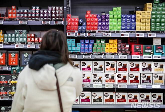 [서울=뉴시스] 정병혁 기자 = 서울시내 대형마트를 찾은 시민들이 커피 제품을 살펴보고 있다. 2022.11.06. jhope@newsis.com