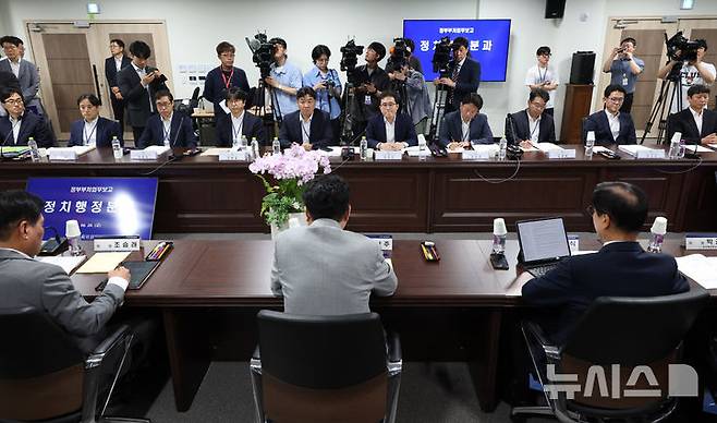 [서울=뉴시스] 김명원 기자 = 이한주 국정기획위원회 위원장이 20일 서울 종로구 국정기획위원회에서 열린 정치행정분과 검찰청 업무보고에서 모두발언을 하고 있다. (공동취재) 2025.06.20. photo@newsis.com