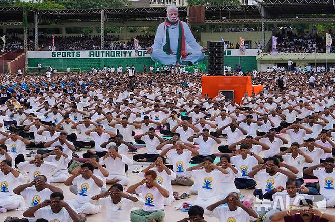 [하이데라바드=AP/뉴시스] 20일(현지 시간) 인도 하이데라바드 랄 바후두르 스타디움에서 제11회 UN세계요가의 날을 하루 앞두고 시민들이 요가 연습을 하고 있다. 2025.06.20.