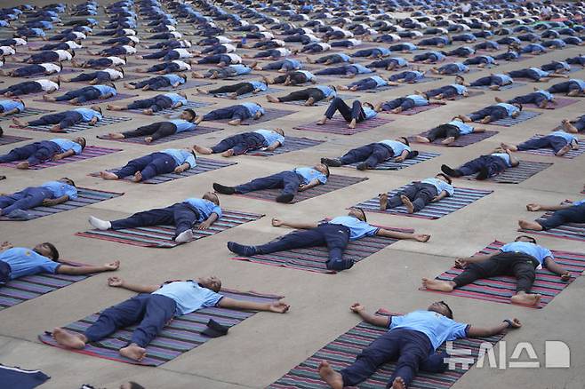 [하이데라바드=AP/뉴시스] 20일(현지 시간) 인도 하이데라바드 랄 바후두르 스타디움에서 제11회 UN세계요가의 날을 하루 앞두고 시민들이 요가 연습을 하고 있다. 2025.06.20.