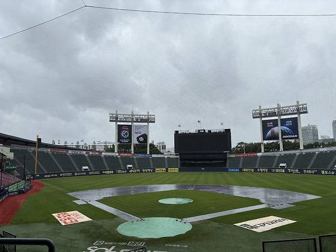 [서울=뉴시스] 신유림 기자 = 20일 오후 서울 잠실구장에서 열릴 예정이었던 두산 베어스와 LG 트윈스의 2025 신한 쏠뱅크 KBO리그 경기가 비로 취소됐다. 사진은 방수포가 덮인 잠실구장의 전경. 2025.06.20. spicy@newsis.com *재판매 및 DB 금지
