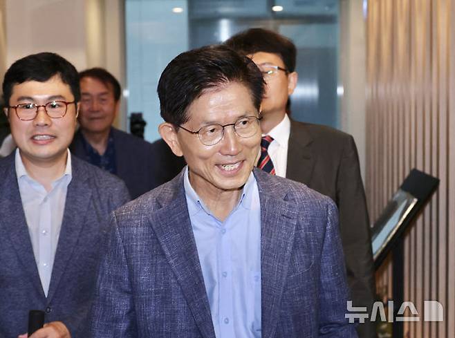 [서울=뉴시스] 김명년 기자 = 김문수 전 대선 후보가 20일 오전 서울 여의도 국회 인근 식당에서 차명진·박계동 전 의원 등 캠프 관계자들과 식사를 위해 이동하고 있다. 2025.06.20. kmn@newsis.com