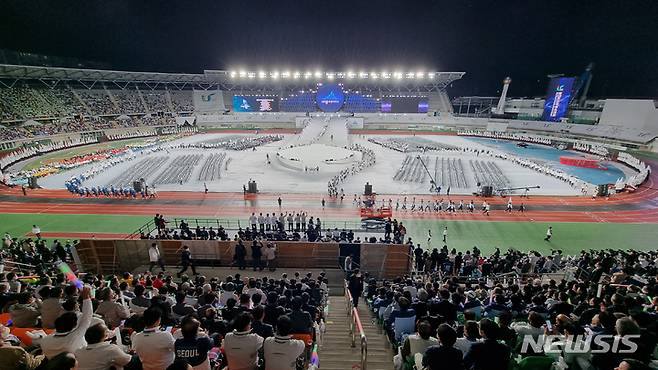 [울산=뉴시스] 배병수 기자 = 제103회 전국체전 및 제42회 전국장애인체전개막식이 7일 오후 울산 중구 종합운동장에서 진행되고 있다. 2022.10.07. bbs@newsis.com
