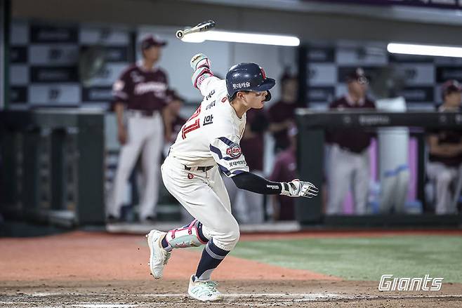 [서울=뉴시스] 프로야구 롯데 자이언츠 윤동희가 지난 4일 부산 사직구장에서 열린 2025 신한 쏠뱅크 KBO리그 키움 히어로즈와의 경기 도중 희생 타점을 올리고 있다. (사진=롯데 자이언츠 제공) 2025.06.04. *재판매 및 DB 금지