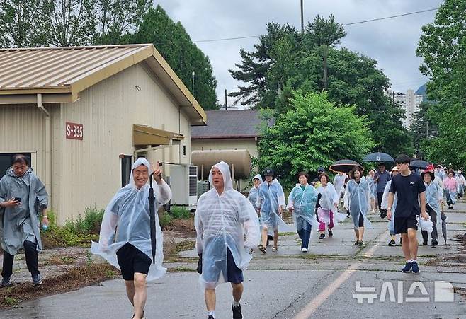 [의정부=뉴시스] 김도희 기자 = 20일 오후 2025 의정부 워킹 페스타에 참가한 시민들이 일부 개방된 반환 미군기지인 캠프 레드클라우드(CRC) 내부를 걷고 있다. 2025.06.20 kdh@newsis.com