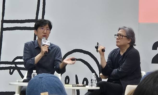 [서울=뉴시스] 강주희 기자=박찬욱 감독이 20일 서울 강남구 코엑스에서 열린 '2025 서울국제도서전'에서 '박찬욱 감독의 믿을 구석'을 주제로 강연하고 있다. zooey@newsis.com *재판매 및 DB 금지