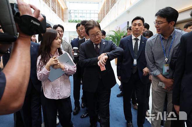 [서울=뉴시스] 고범준 기자 = 이재명 대통령이 10일 서울 용산구 대통령실 청사에서 취재진들과 대화하며 시계를 보고 있다. 2025.06.10. bjko@newsis.com