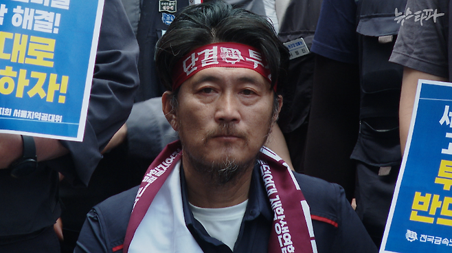 지난 6월 19일, 97일간의 고공농성을 마치고 땅으로 내려온 김형수 거제통영고성 조선하청지회장의 모습