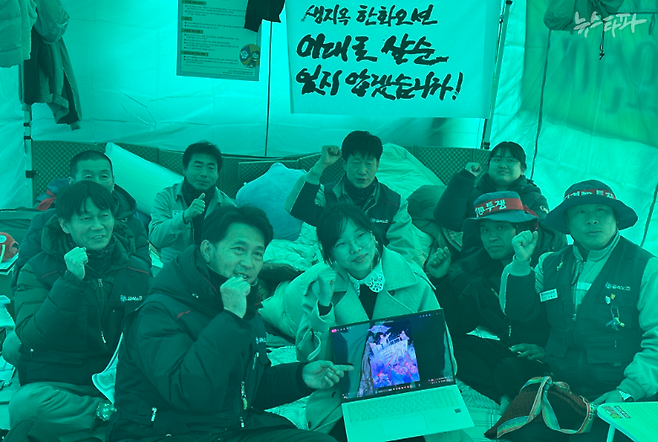 지난 1월 7일 거제통영고성 조선하청지회 조합원들이 서울 중구 한화 본사 앞에 설치한 천막 농성장 안 모습. 윤석열 탄핵을 외친 광장의 시민들이 조선하청지회 농성에 연대하고 함께 투쟁했다