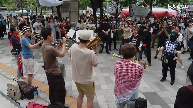 6월 19일 서울 중구 한화 본사 앞에서 열린 김형수 지회장의 고공농성 해제 기자회견에 참여한 시민, 노동자들이 투쟁 승리를 환영하고 있다