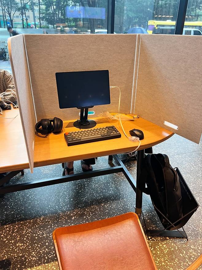 한 스타벅스에 등장한 '외출 빌런'의 자리 [SNS '스레드' 캡처]